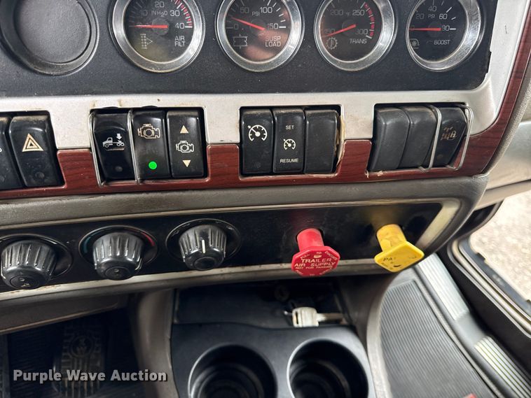 image for item EC4571 2006 Kenworth T800 dump truck