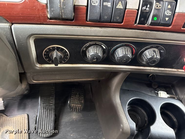 image for item EC4571 2006 Kenworth T800 dump truck