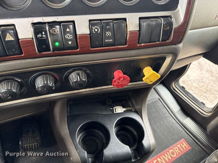 image for item EC4571 2006 Kenworth T800 dump truck