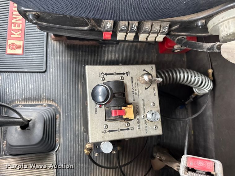 image for item EC4571 2006 Kenworth T800 dump truck