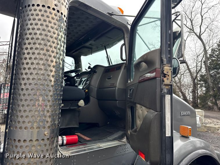 image for item EC4571 2006 Kenworth T800 dump truck