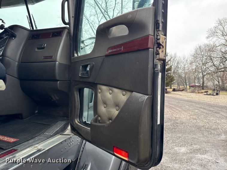 image for item EC4571 2006 Kenworth T800 dump truck