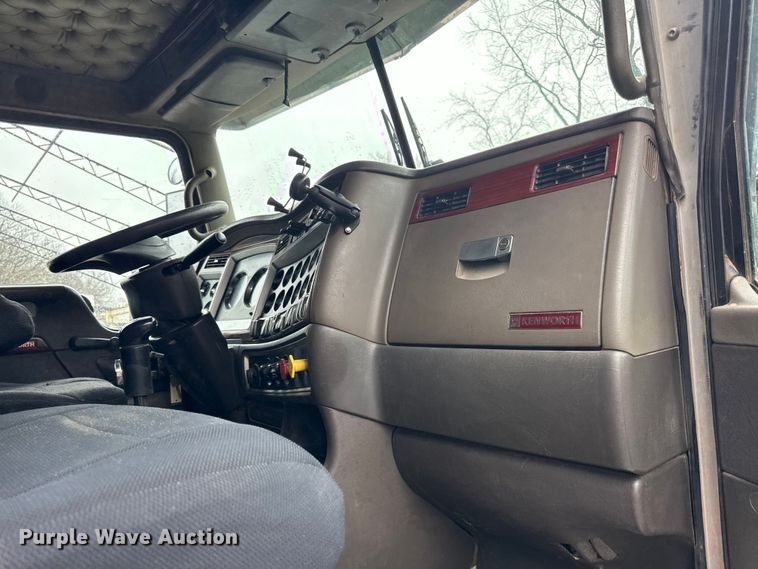 image for item EC4571 2006 Kenworth T800 dump truck