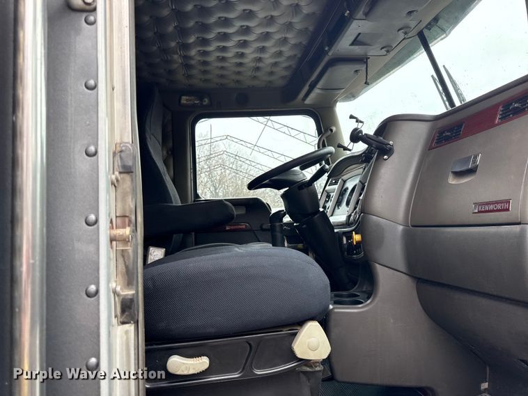 image for item EC4571 2006 Kenworth T800 dump truck