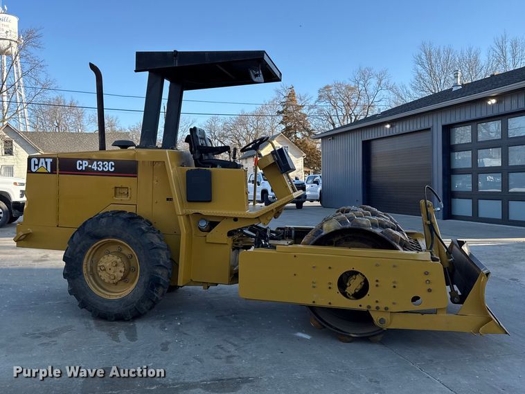 image for item EC4572 1996 Caterpillar CP-433C single drum vibratory roller