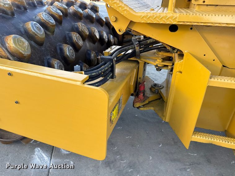 image for item EC4572 1996 Caterpillar CP-433C single drum vibratory roller
