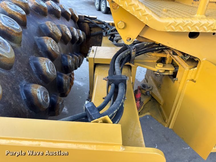 image for item EC4572 1996 Caterpillar CP-433C single drum vibratory roller