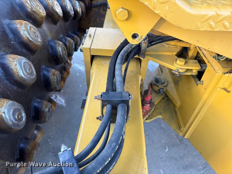 image for item EC4572 1996 Caterpillar CP-433C single drum vibratory roller