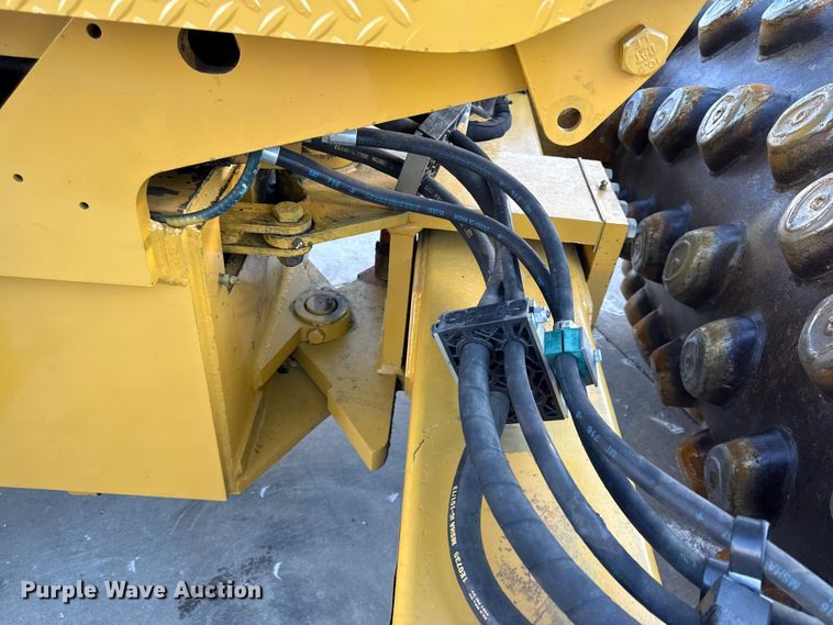 image for item EC4572 1996 Caterpillar CP-433C single drum vibratory roller