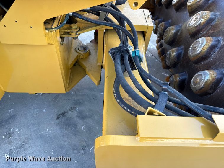 image for item EC4572 1996 Caterpillar CP-433C single drum vibratory roller