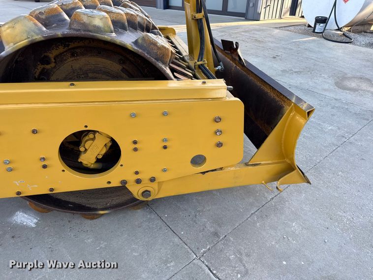 image for item EC4572 1996 Caterpillar CP-433C single drum vibratory roller