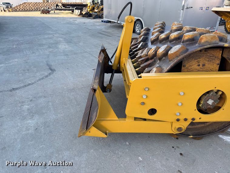 image for item EC4572 1996 Caterpillar CP-433C single drum vibratory roller