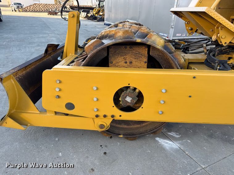 image for item EC4572 1996 Caterpillar CP-433C single drum vibratory roller