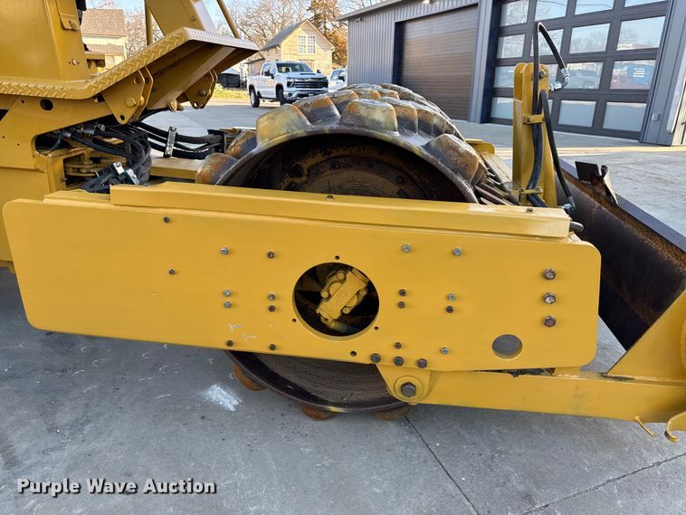 image for item EC4572 1996 Caterpillar CP-433C single drum vibratory roller