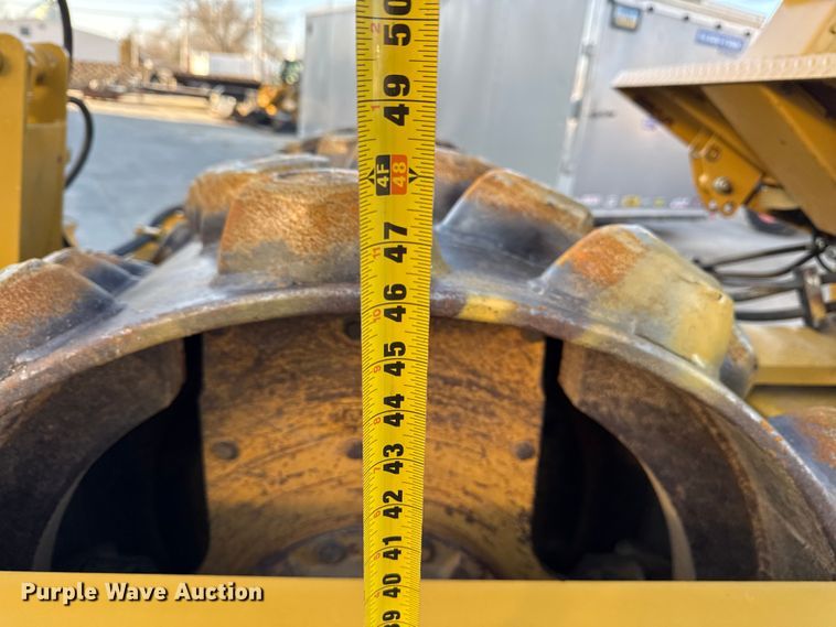 image for item EC4572 1996 Caterpillar CP-433C single drum vibratory roller