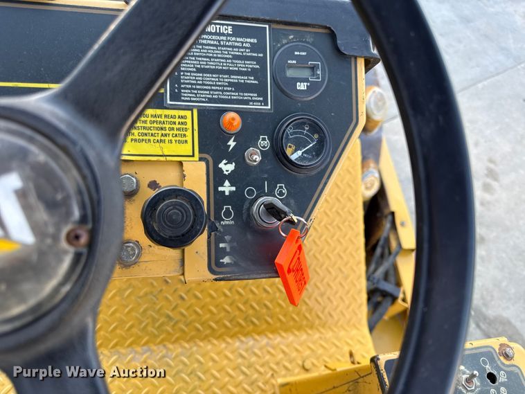 image for item EC4572 1996 Caterpillar CP-433C single drum vibratory roller