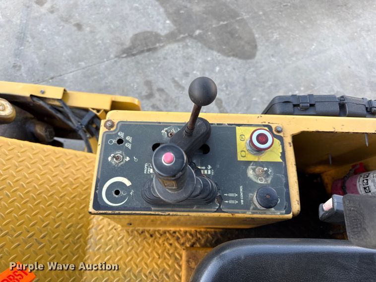 image for item EC4572 1996 Caterpillar CP-433C single drum vibratory roller