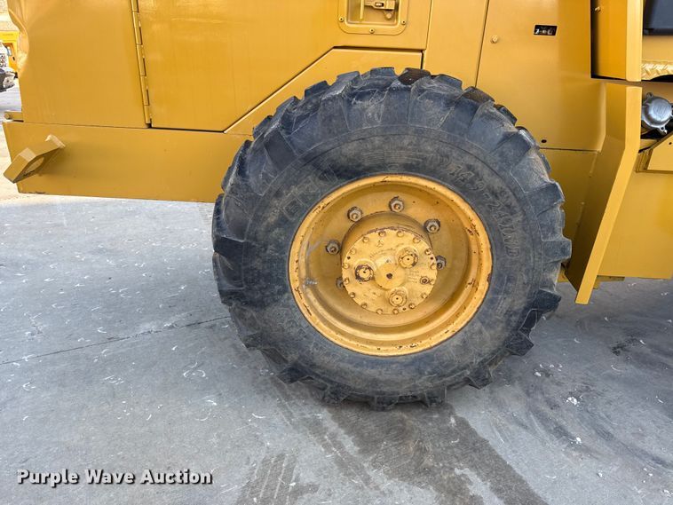 image for item EC4572 1996 Caterpillar CP-433C single drum vibratory roller