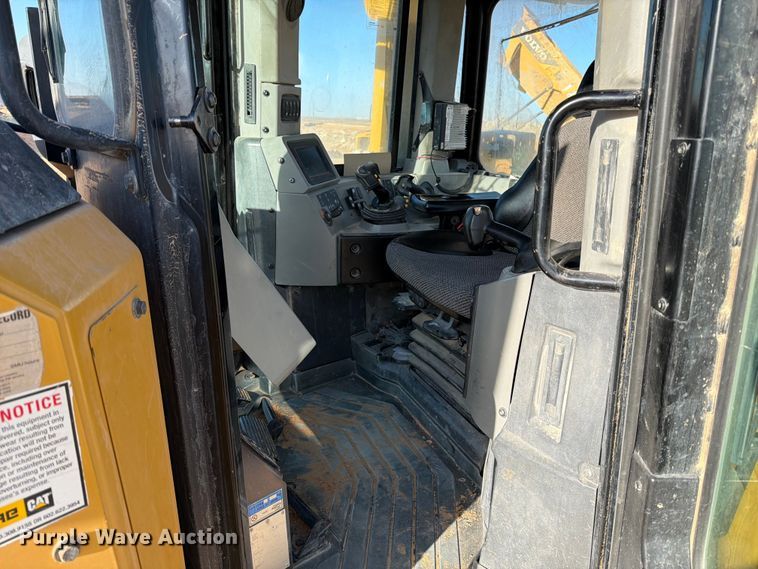 image for item ED5166 2017 Caterpillar D8T dozer