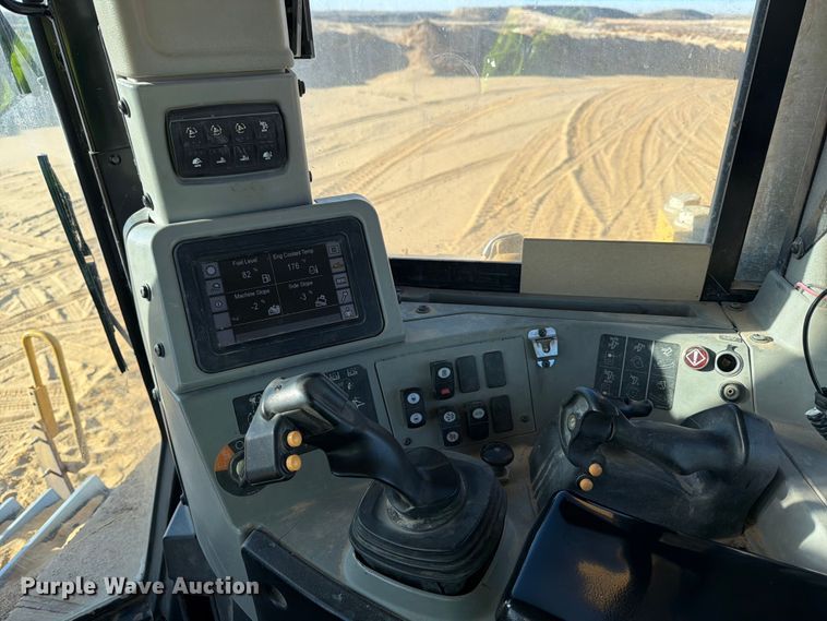 image for item ED5166 2017 Caterpillar D8T dozer