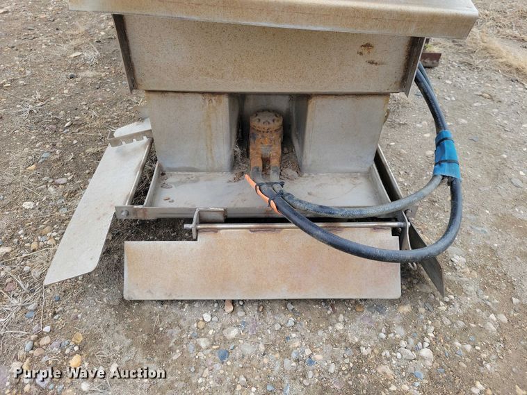 image for item EE0882 Henderson salt/sand spreader