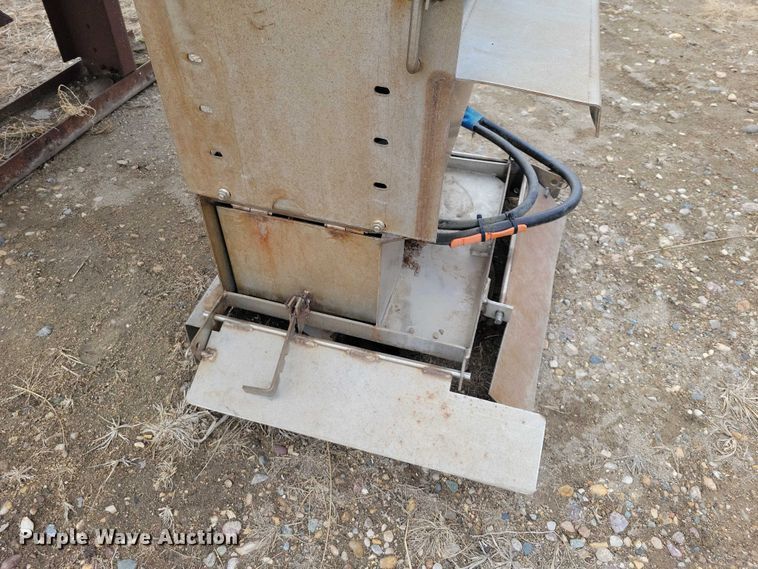 image for item EE0882 Henderson salt/sand spreader