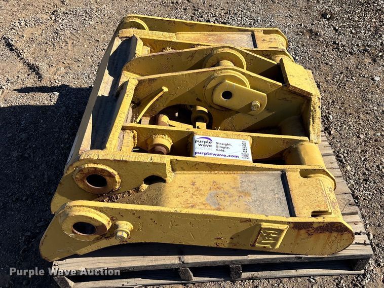 image for item EE5201 Caterpillar 950 hydraulic quick coupler