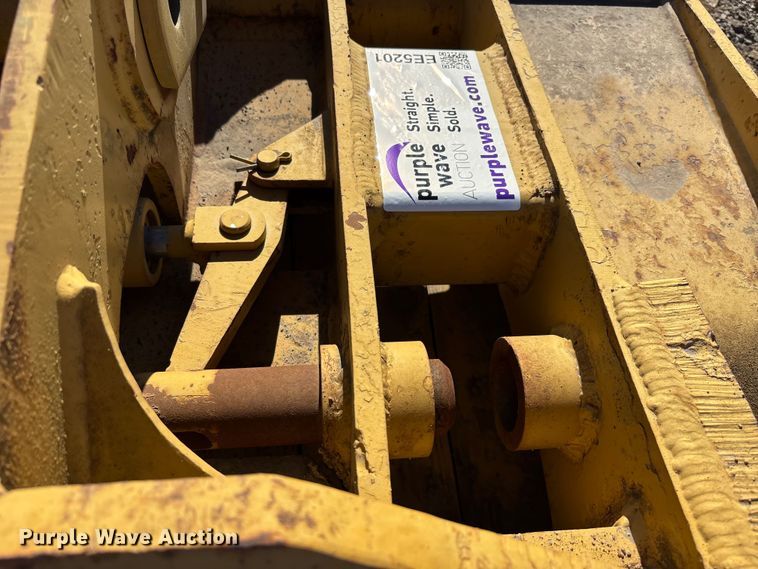 image for item EE5201 Caterpillar 950 hydraulic quick coupler