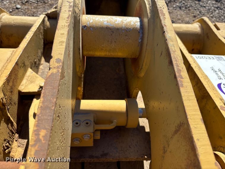 image for item EE5201 Caterpillar 950 hydraulic quick coupler