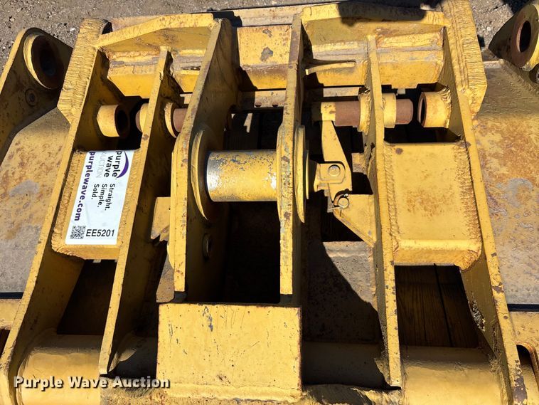 image for item EE5201 Caterpillar 950 hydraulic quick coupler