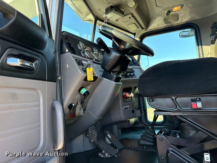 image for item EG1954 2012 Peterbilt 367 crane truck