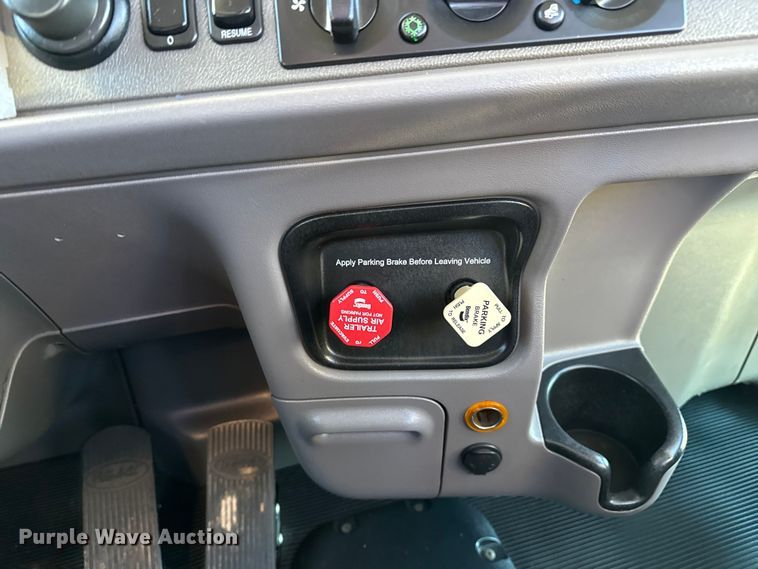 image for item EG1954 2012 Peterbilt 367 crane truck