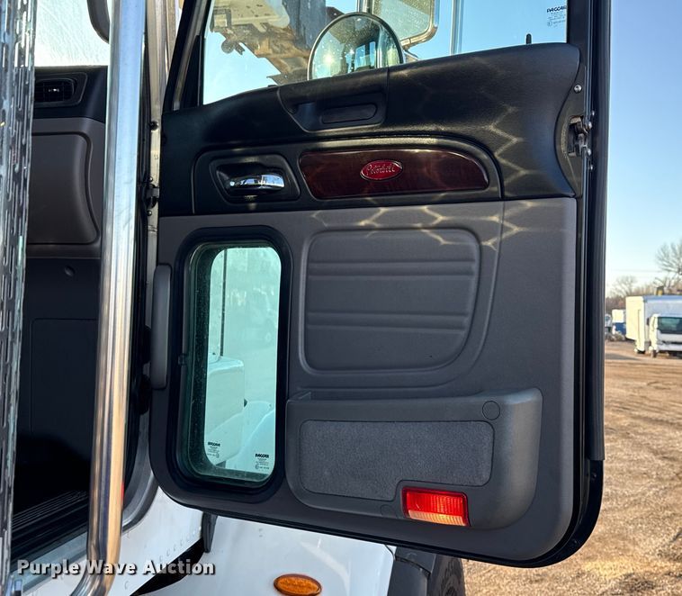 image for item EG1954 2012 Peterbilt 367 crane truck