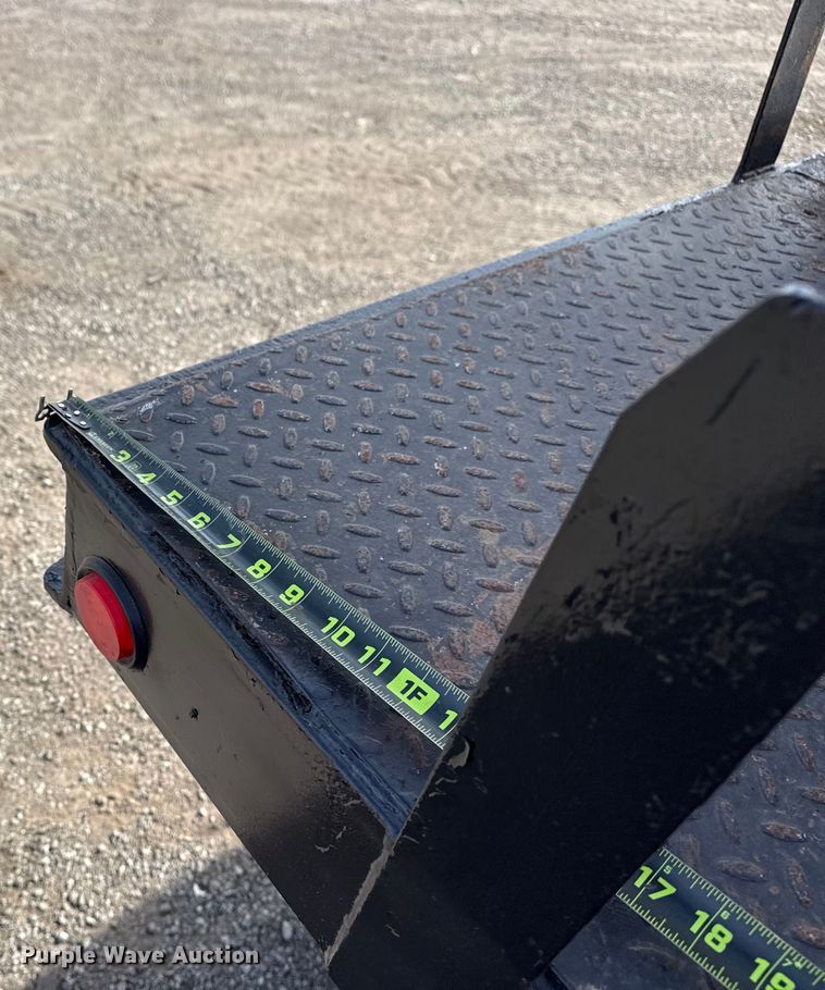 image for item EG2114 2011 Mack CHU613 flatbed truck