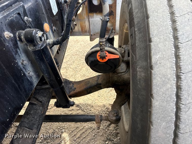 image for item EG2114 2011 Mack CHU613 flatbed truck