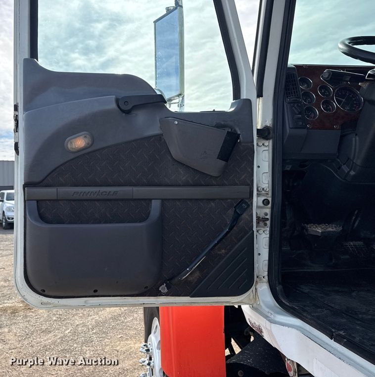 image for item EG2114 2011 Mack CHU613 flatbed truck