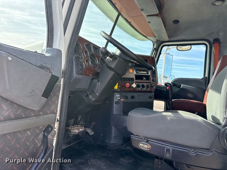 image for item EG2114 2011 Mack CHU613 flatbed truck