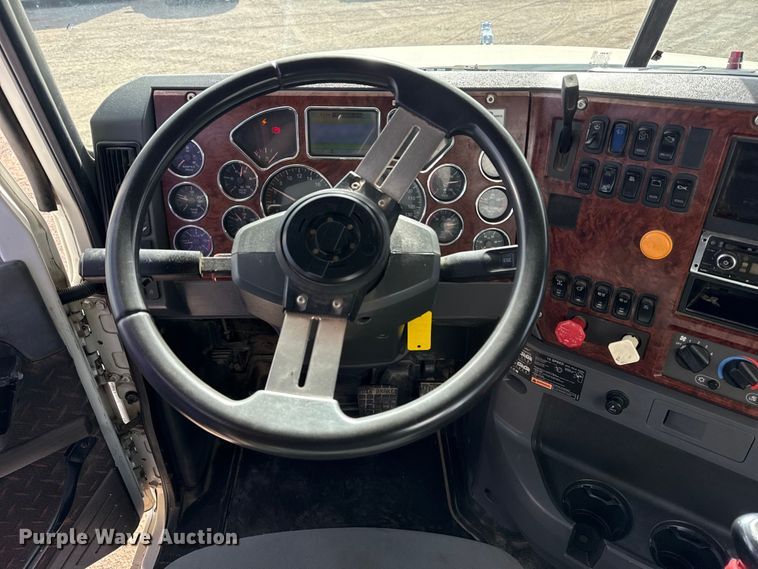 image for item EG2114 2011 Mack CHU613 flatbed truck