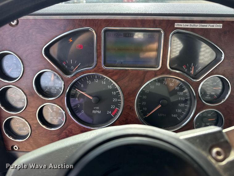 image for item EG2114 2011 Mack CHU613 flatbed truck