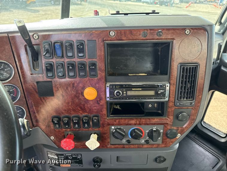 image for item EG2114 2011 Mack CHU613 flatbed truck