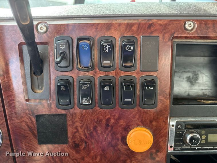 image for item EG2114 2011 Mack CHU613 flatbed truck