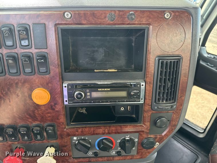 image for item EG2114 2011 Mack CHU613 flatbed truck