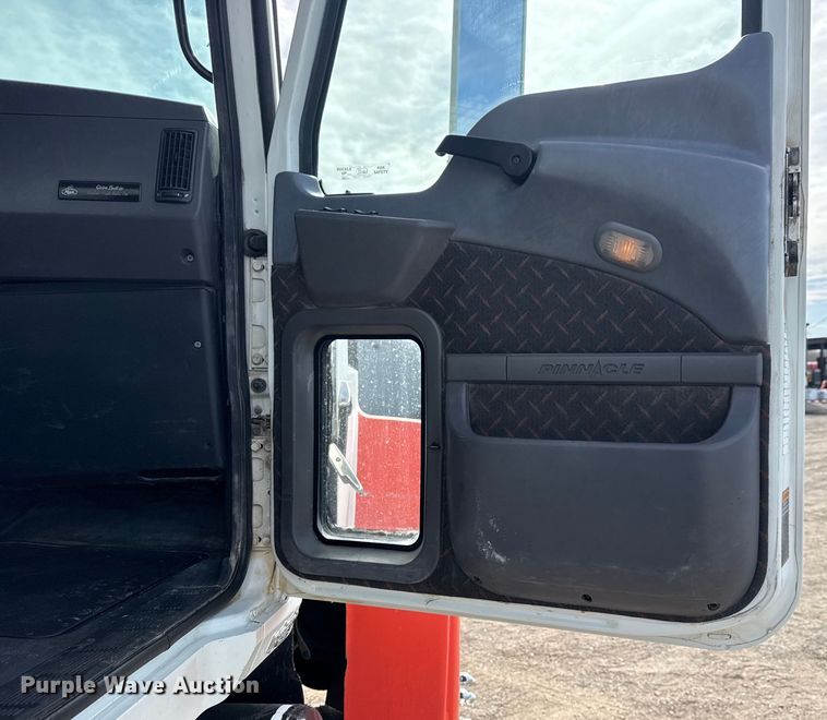 image for item EG2114 2011 Mack CHU613 flatbed truck