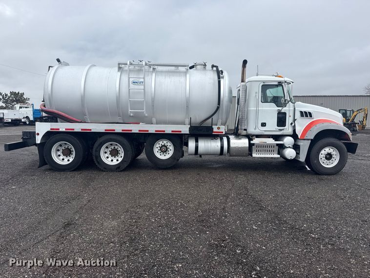 image for item EG2162 2013 Mack GU713 vacuum truck