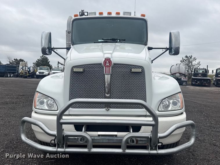 image for item EG2169 2015 Kenworth T370 utility / service truck