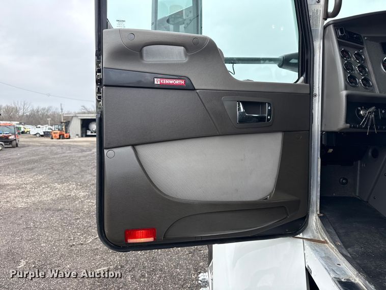 image for item EG2169 2015 Kenworth T370 utility / service truck