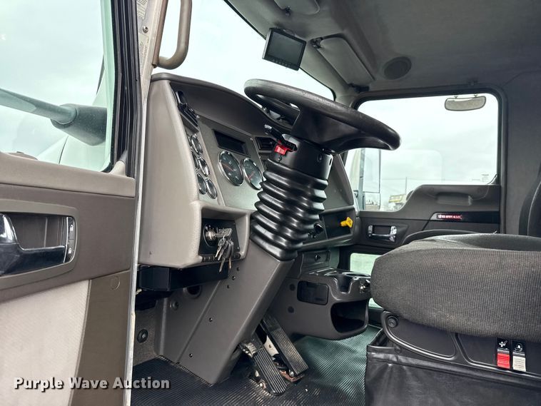 image for item EG2169 2015 Kenworth T370 utility / service truck