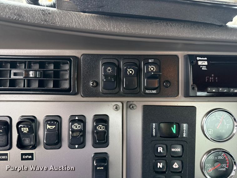 image for item EG2169 2015 Kenworth T370 utility / service truck