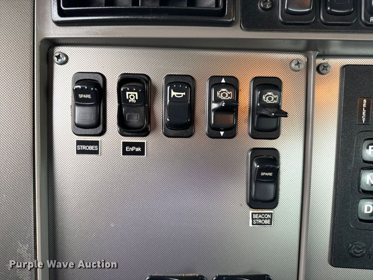 image for item EG2169 2015 Kenworth T370 utility / service truck