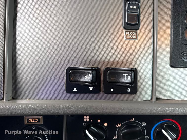 image for item EG2169 2015 Kenworth T370 utility / service truck